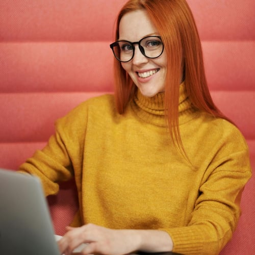 Sales rep personalizes follow-up using Hintible to send an interactive video