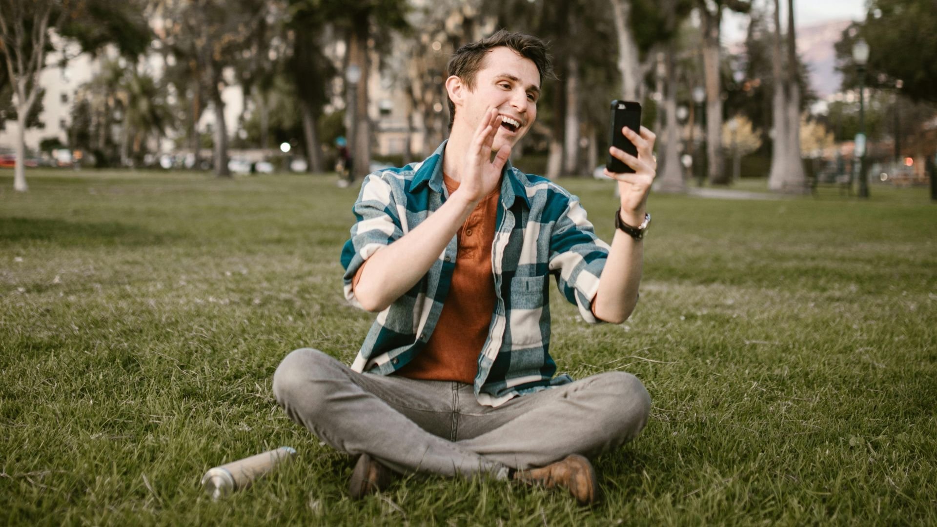 Sales rep recording a personalized video for HubSpot outreach using Hintible on their phone.