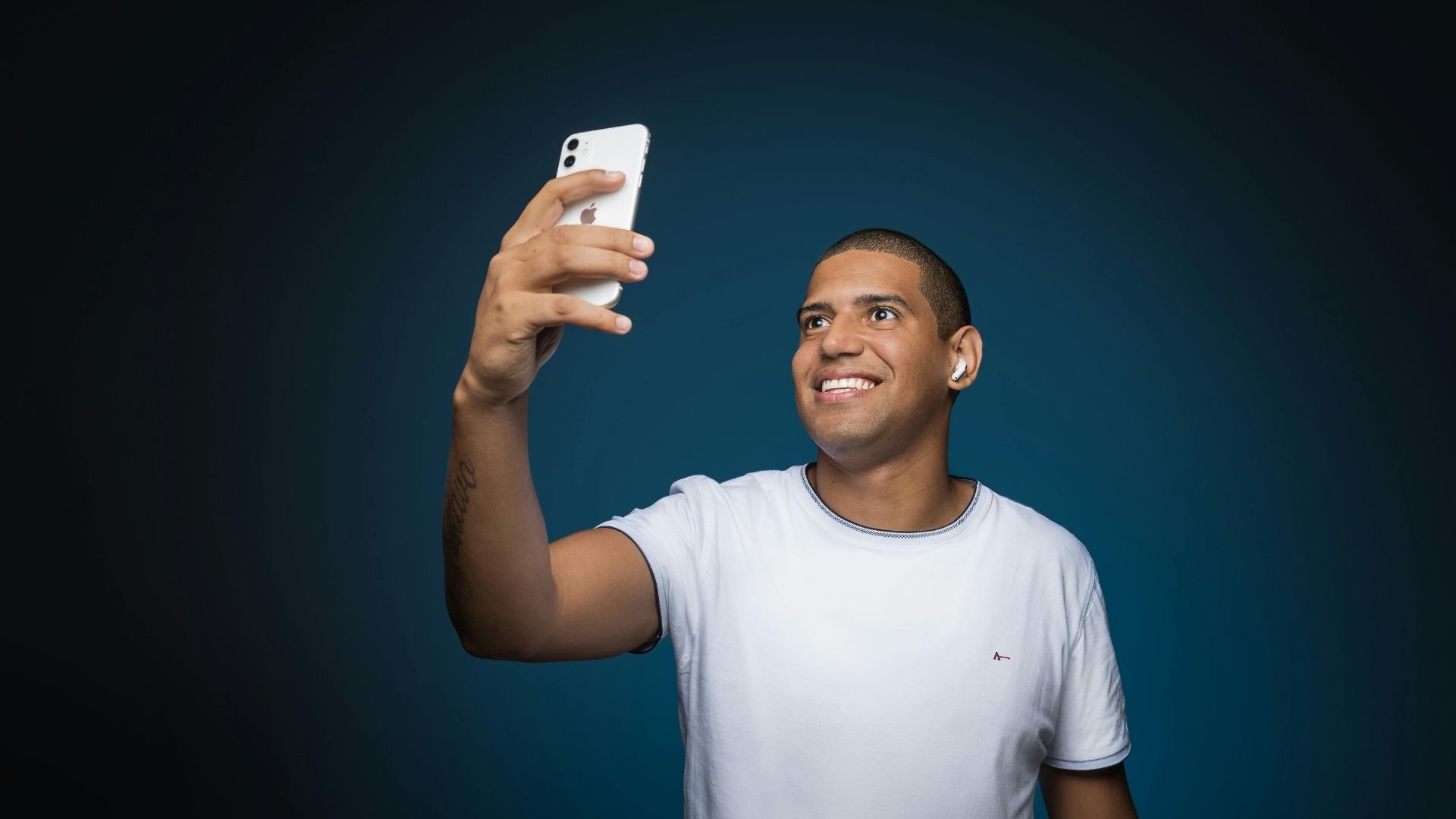 Sales rep recording a personalized video on his phone to use in a HubSpot workflow with Hintible interactive video integration