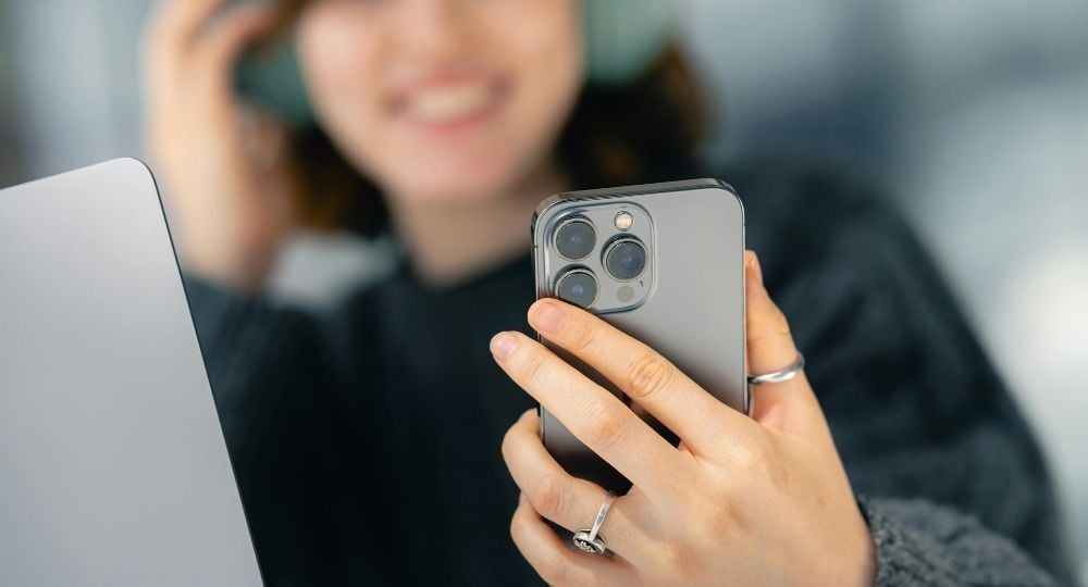 Sales rep recording a quick personalized video message on her phone using Hintible for HubSpot outreach