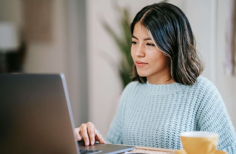 Woman using Hintible’s interactive video tool on her laptop to re-engage cold leads