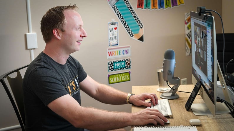 Man using Hintible’s interactive video platform on a laptop to test and optimize sales outreach in real time